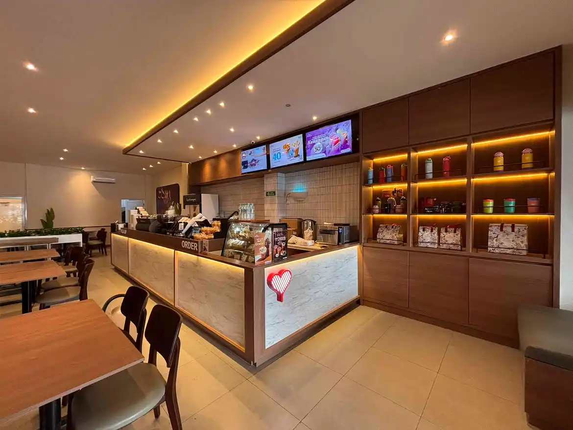 Suasana interior gerai kopi kekinian dengan konsep counter modern