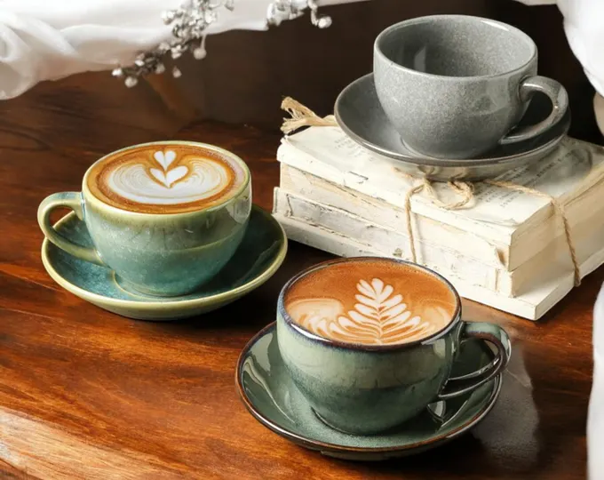Segelas kopi susu kekinian dengan biji kopi di sekelilingnya
